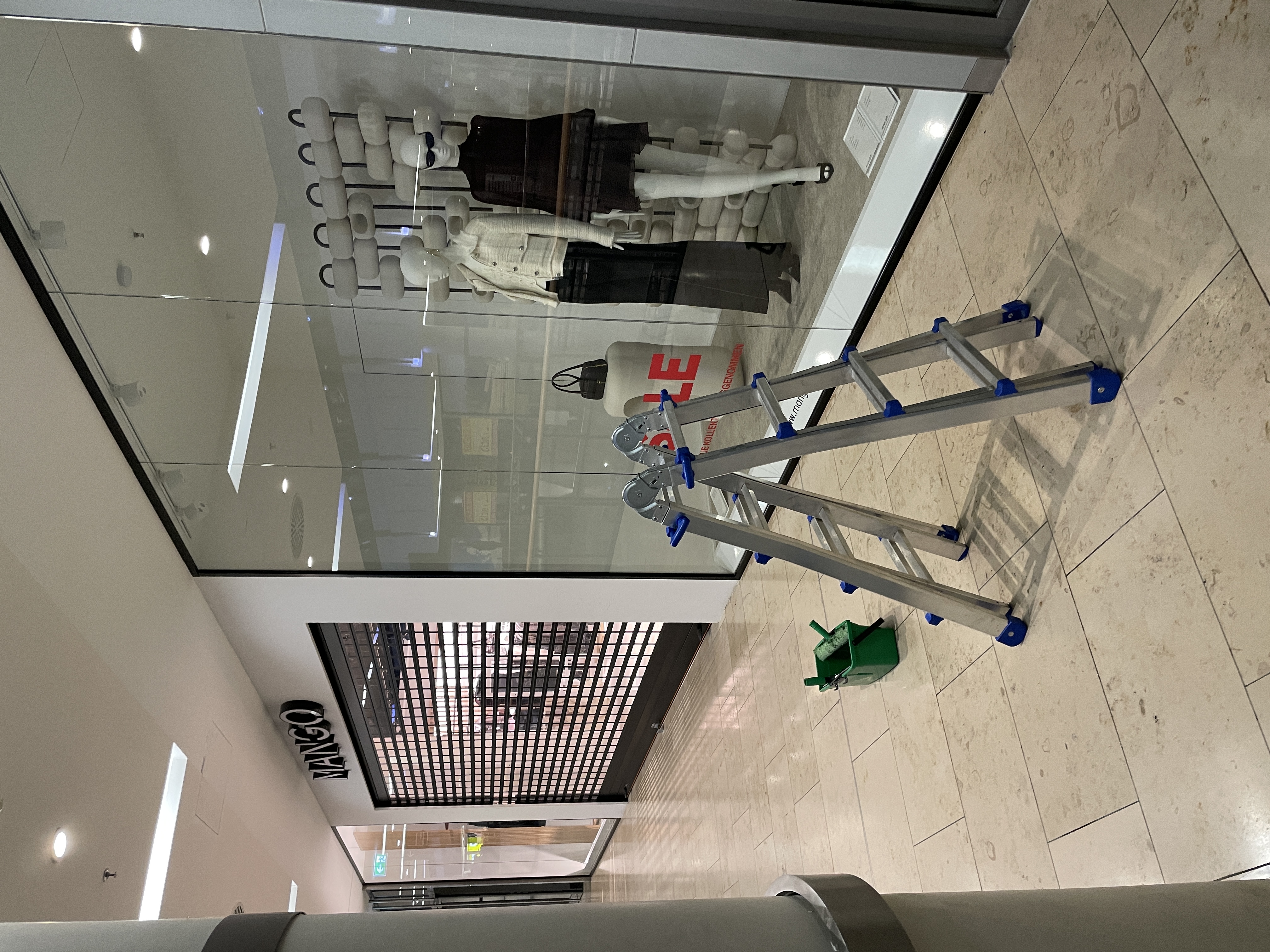 Korbinian Högl beim Fensterputzen